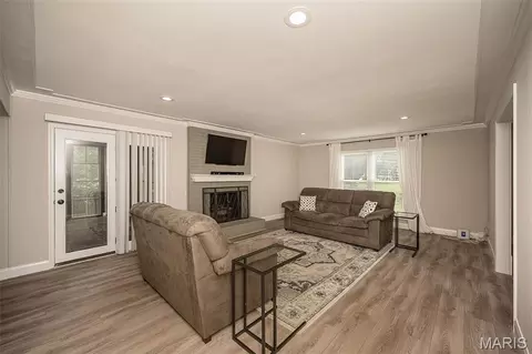 Living - 583 Princeway Ct, Manchester, MO 63011 photo 4 of 6