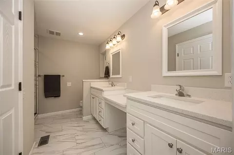 Bath - 583 Princeway Ct, Manchester, MO 63011 photo 2 of 5