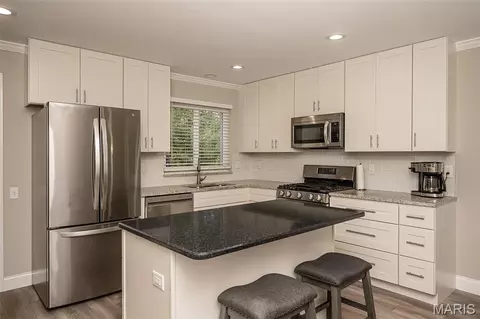 Kitchen - 583 Princeway Ct, Manchester, MO 63011 photo 4 of 6
