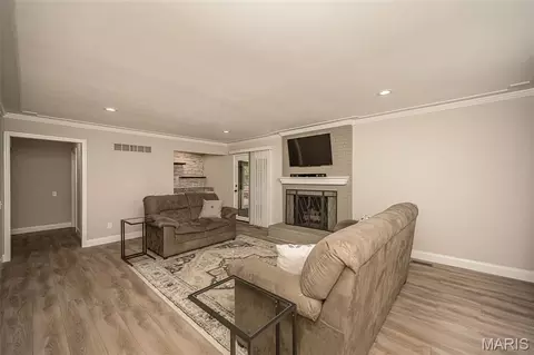 Living - 583 Princeway Ct, Manchester, MO 63011 photo 3 of 6