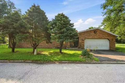 230 Bruce Dr, Cahokia, IL 62206