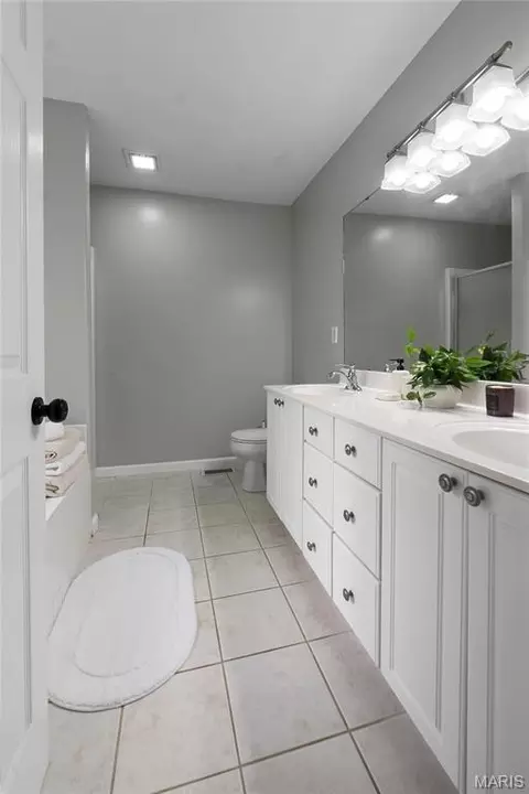 Bath - 2547 Ridgeway Dr, Jackson, MO 63755 photo 3 of 6
