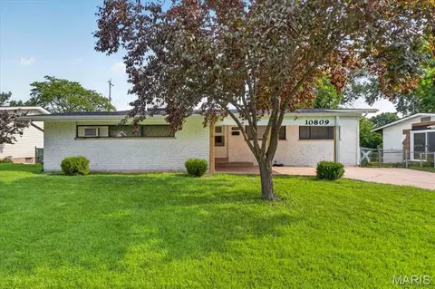 10809 Ridgecrest Dr, Saint Ann, MO 63074