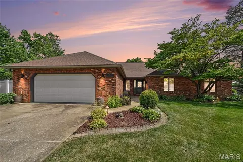 220 Lake Stratford Dr, Fairview Heights, IL 62208