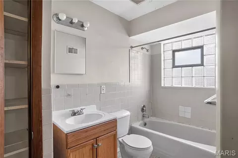 Bath - 550 Monceau Dr, Ferguson, MO 63135 photo 1 of 2