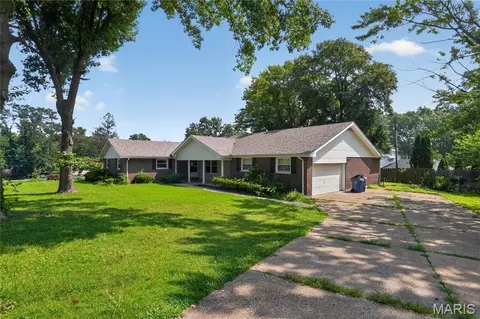 Exterior - 550 Monceau Dr, Ferguson, MO 63135 photo 2 of 3