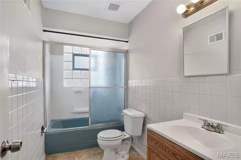 Bath - 550 Monceau Dr, Ferguson, MO 63135 photo 2 of 2