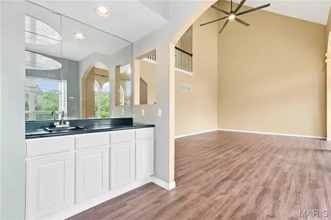 Living - 542 Eagles Nest Ct, Wildwood, MO 63011 photo 6 of 10