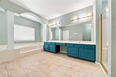 Bath - 542 Eagles Nest Ct, Wildwood, MO 63011 photo 2 of 4