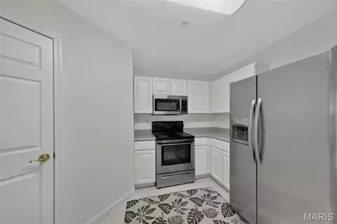 Kitchen - 101 Timber Creek Dr, O'fallon, MO 63368 photo 2 of 3