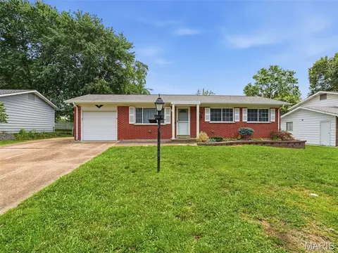 4514 Niagara Dr, Saint Louis, MO 63129