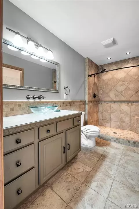 Bath - 2513 Ridgeway Dr, Jackson, MO 63755 photo 2 of 4