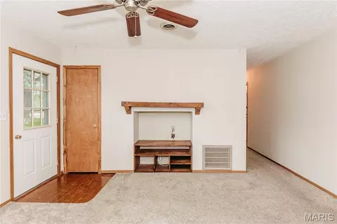 Living - 14580 Conway Rd, Dixon, MO 65459 photo 2 of 5