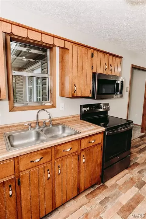 Kitchen - 14580 Conway Rd, Dixon, MO 65459 photo 2 of 2