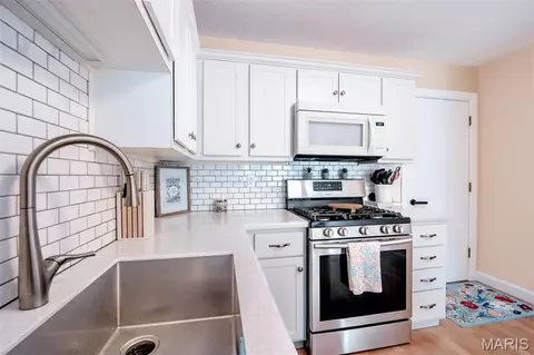 Kitchen - 1429 Tahoe Valley Ct, Ballwin, MO 63021 photo 4 of 5