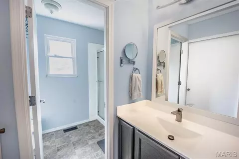 Bath - 1429 Tahoe Valley Ct, Ballwin, MO 63021 photo 2 of 4