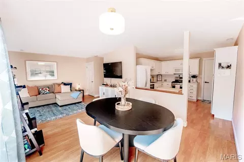 Dining - 1429 Tahoe Valley Ct, Ballwin, MO 63021 photo 2 of 2