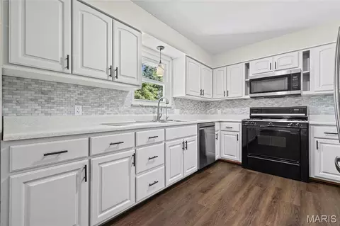 Kitchen - 735 Montbrook Dr, O'fallon, MO 63366 photo 2 of 3