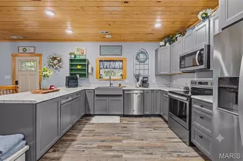 Kitchen - 10050 Easton Rd, Mineral Point, MO 63660 photo 2 of 4