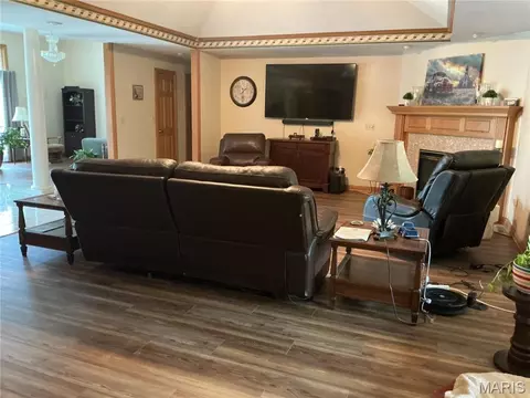 Living - 709 Southview Dr, Rolla, MO 65401 photo 2 of 6