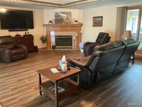 Living - 709 Southview Dr, Rolla, MO 65401 photo 3 of 6