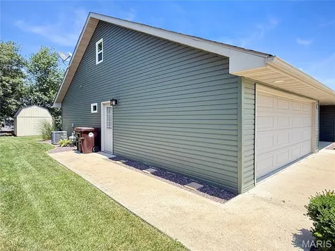 Exterior - 402 Harry St, Palmyra, MO 63461 photo 6 of 7