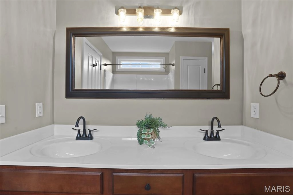 Bath - 1423 E 5th St, Washington, MO 63090 photo 3 of 5
