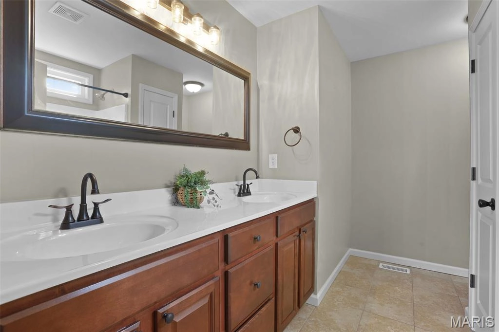 Bath - 1423 E 5th St, Washington, MO 63090 photo 1 of 5