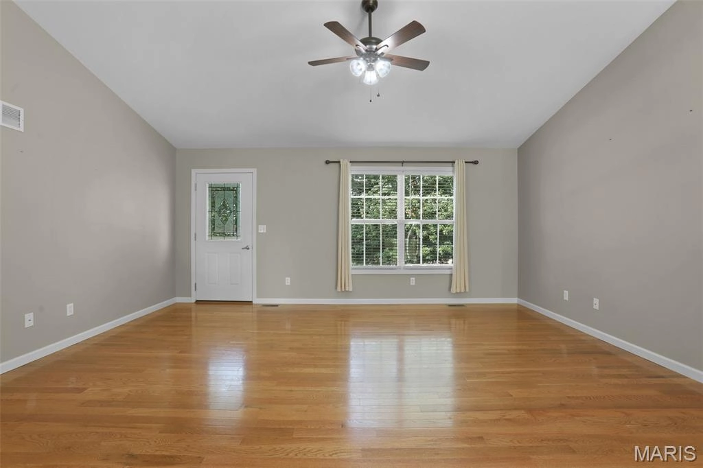 Living - 1423 E 5th St, Washington, MO 63090 photo 2 of 4