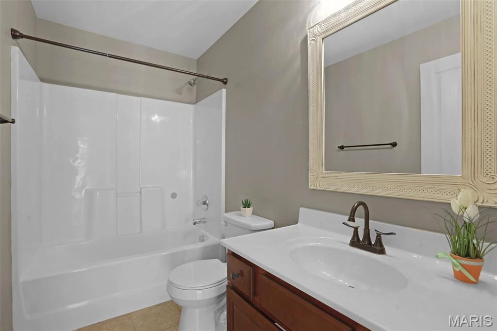 Bath - 1423 E 5th St, Washington, MO 63090 photo 4 of 5