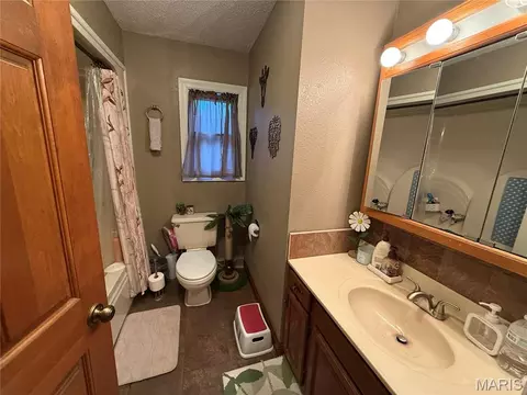 Bath - 411 E Chestnut, Gillespie, IL 62033 photo 2 of 2