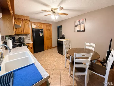 Kitchen - 411 E Chestnut, Gillespie, IL 62033 photo 2 of 2