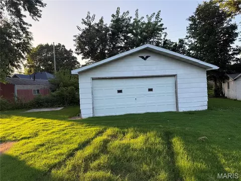 Exterior - 411 E Chestnut, Gillespie, IL 62033 photo 4 of 4