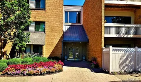 950 E Rue De La Banque, Creve Coeur, MO 63141