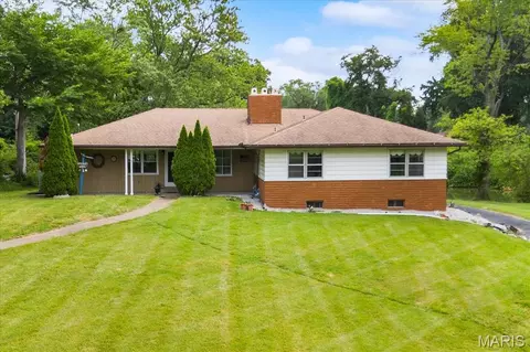 1 Debby Ln, Belleville, IL 62223