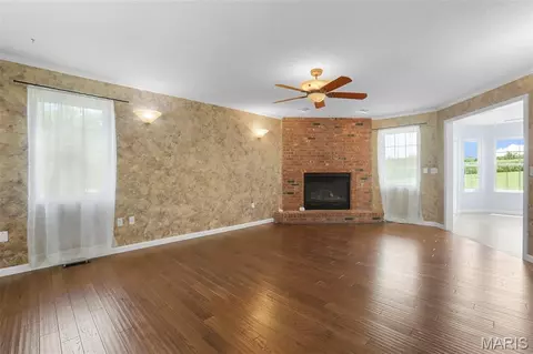 Living - 26 Hickory Pt, Moro, IL 62067 photo 2 of 3