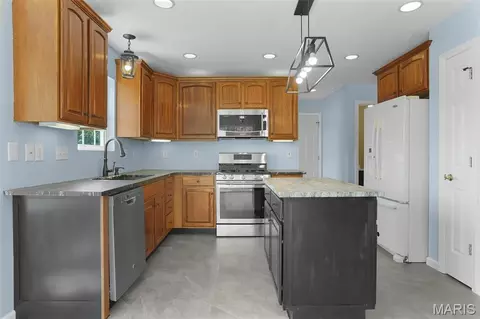 Kitchen - 26 Hickory Pt, Moro, IL 62067 photo 2 of 5
