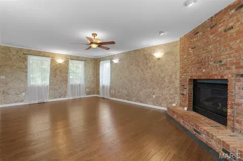 Living - 26 Hickory Pt, Moro, IL 62067 photo 3 of 3