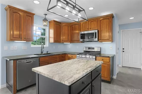 Kitchen - 26 Hickory Pt, Moro, IL 62067 photo 3 of 5