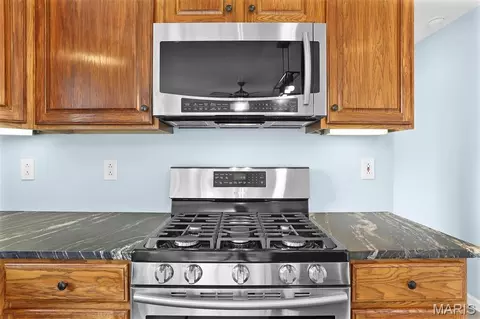 Kitchen - 26 Hickory Pt, Moro, IL 62067 photo 4 of 5