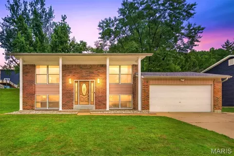 12115 Glenpark Dr, Maryland Heights, MO 63043