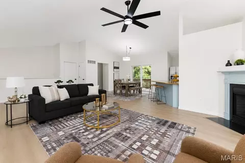 Living - 116 Baxter Commons Dr, Manchester, MO 63011 photo 2 of 4