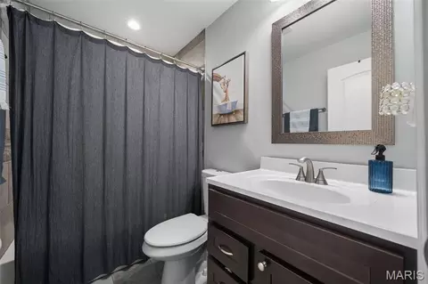 Bath - 819 Big Bend Woods Dr, Ballwin, MO 63021 photo 5 of 8