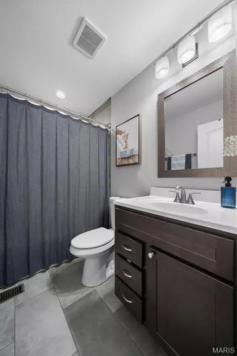 Bath - 819 Big Bend Woods Dr, Ballwin, MO 63021 photo 6 of 8