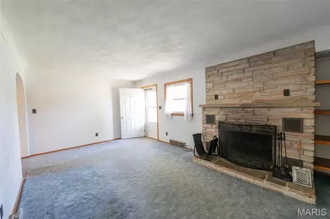 Living - 609 Elm Ave, Bland, MO 65014 photo 3 of 3
