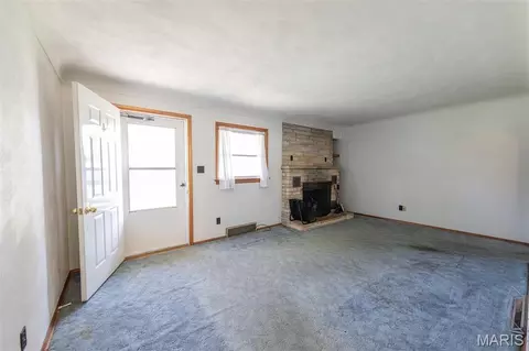 Living - 609 Elm Ave, Bland, MO 65014 photo 2 of 3
