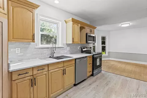 Kitchen - 204 Marilyn Dr, O'fallon, IL 62269 photo 2 of 3