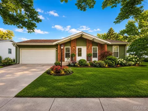 6300 Silver Fox Dr, Florissant, MO 63034