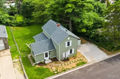 90 Sunset Ave, Glen Carbon, IL 62034