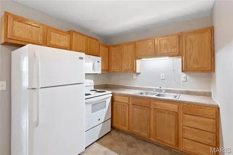 Kitchen - 560 E Cherry St, Troy, MO 63379 photo 6 of 11